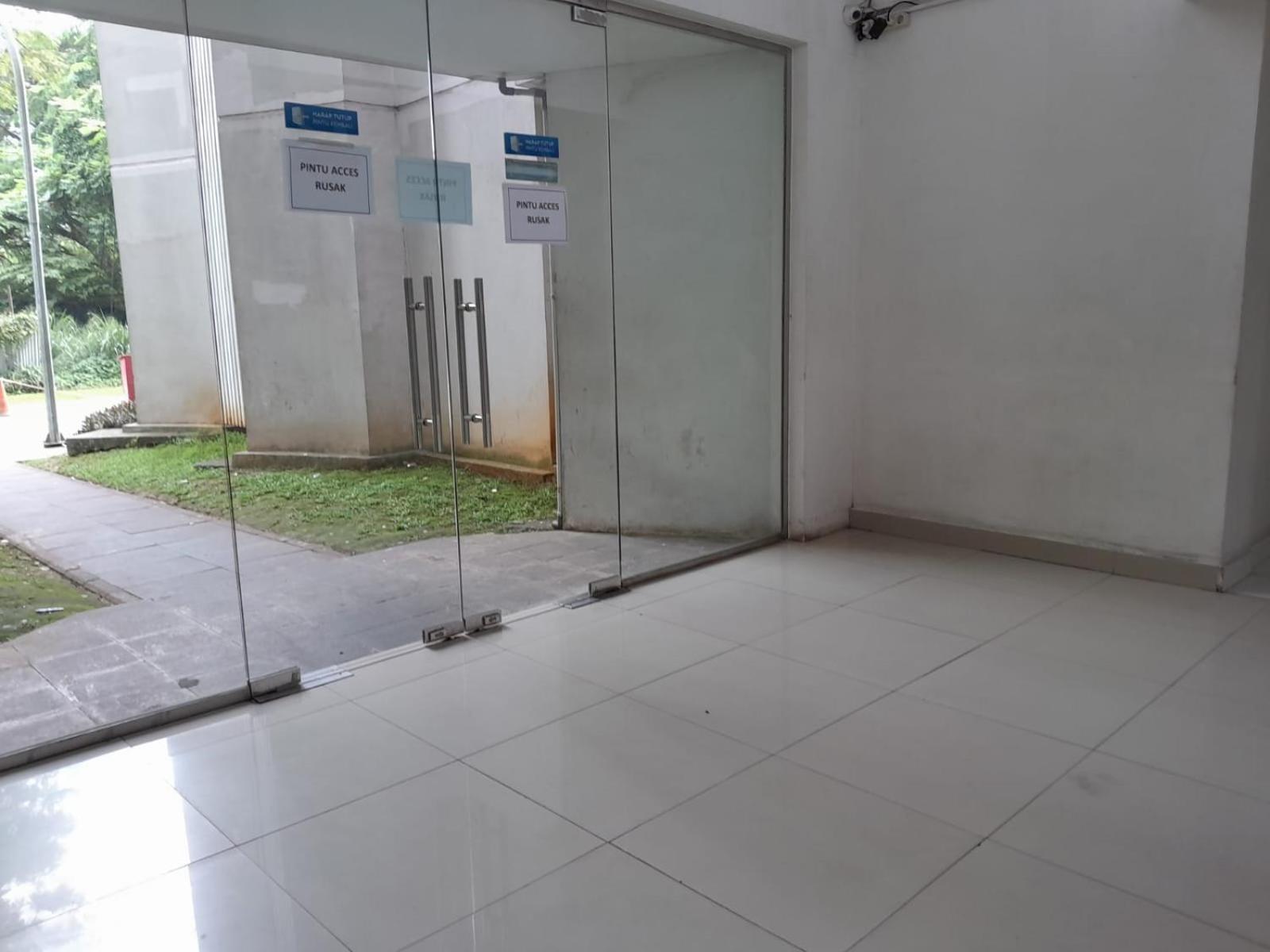 Smart Inn Aeropolis Airport Soekarno Hatta Tangerang Exterior photo