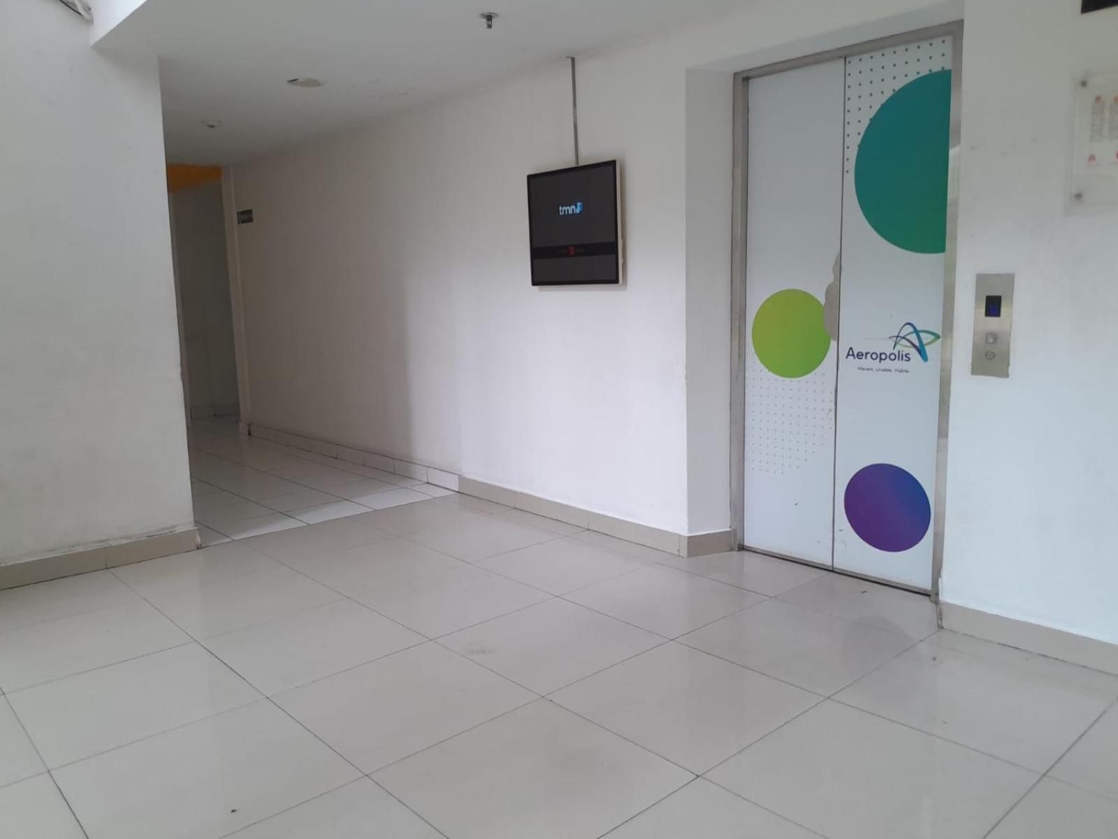 Smart Inn Aeropolis Airport Soekarno Hatta Tangerang Exterior photo